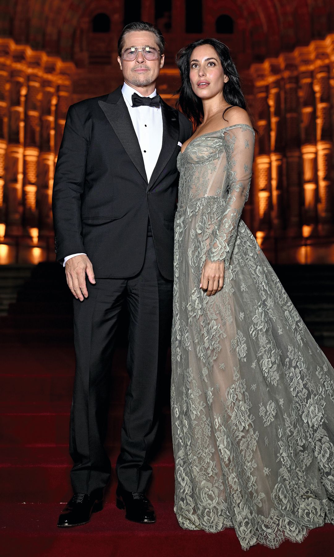 Brad Pitt e Inés de Ramón, con vestido de encaje en verde grisáceo, a su llegada al Museo de Historia Natural de Londres