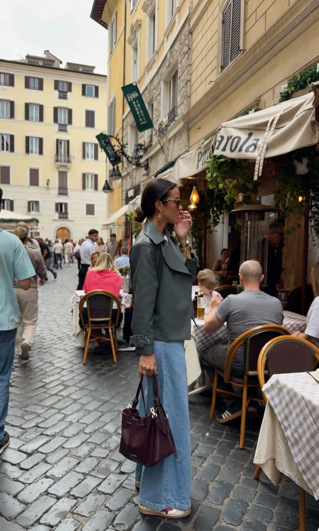 ¡HOLA! Fashion 5 looks de María Alcalde con pantalones vaqueros anchos