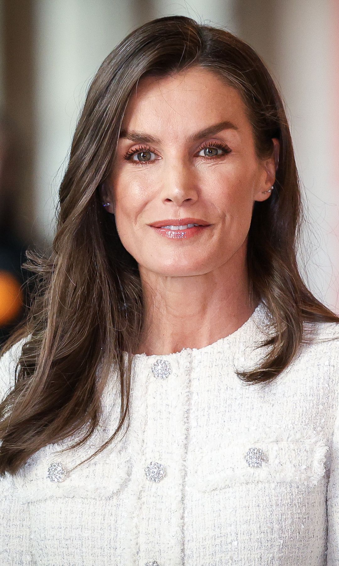 Las claves de la reina Letizia para ser la mejor vestida en entretiempo: de vestidos midi a chaquetas de 'tweed'