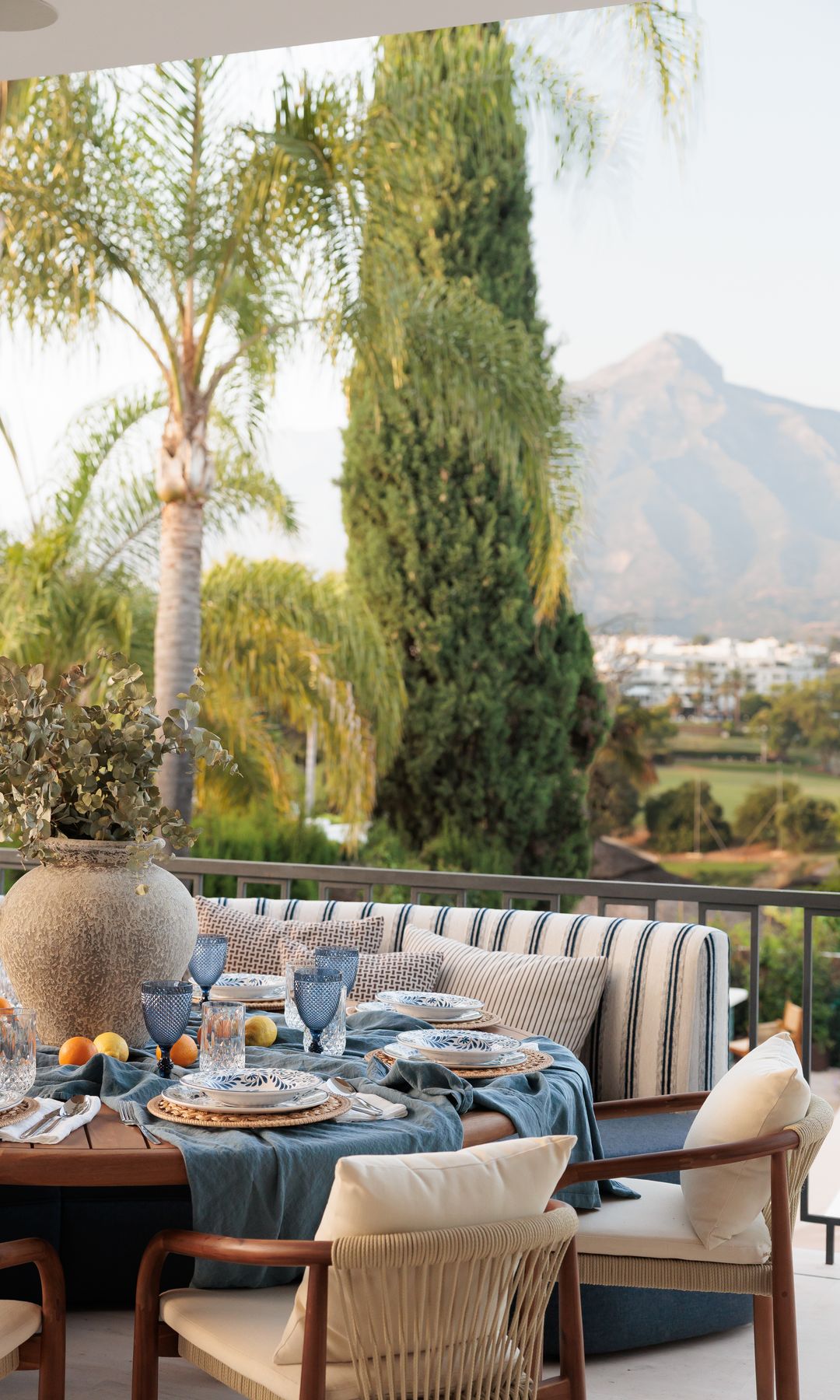 Mesa de primavera en la terraza