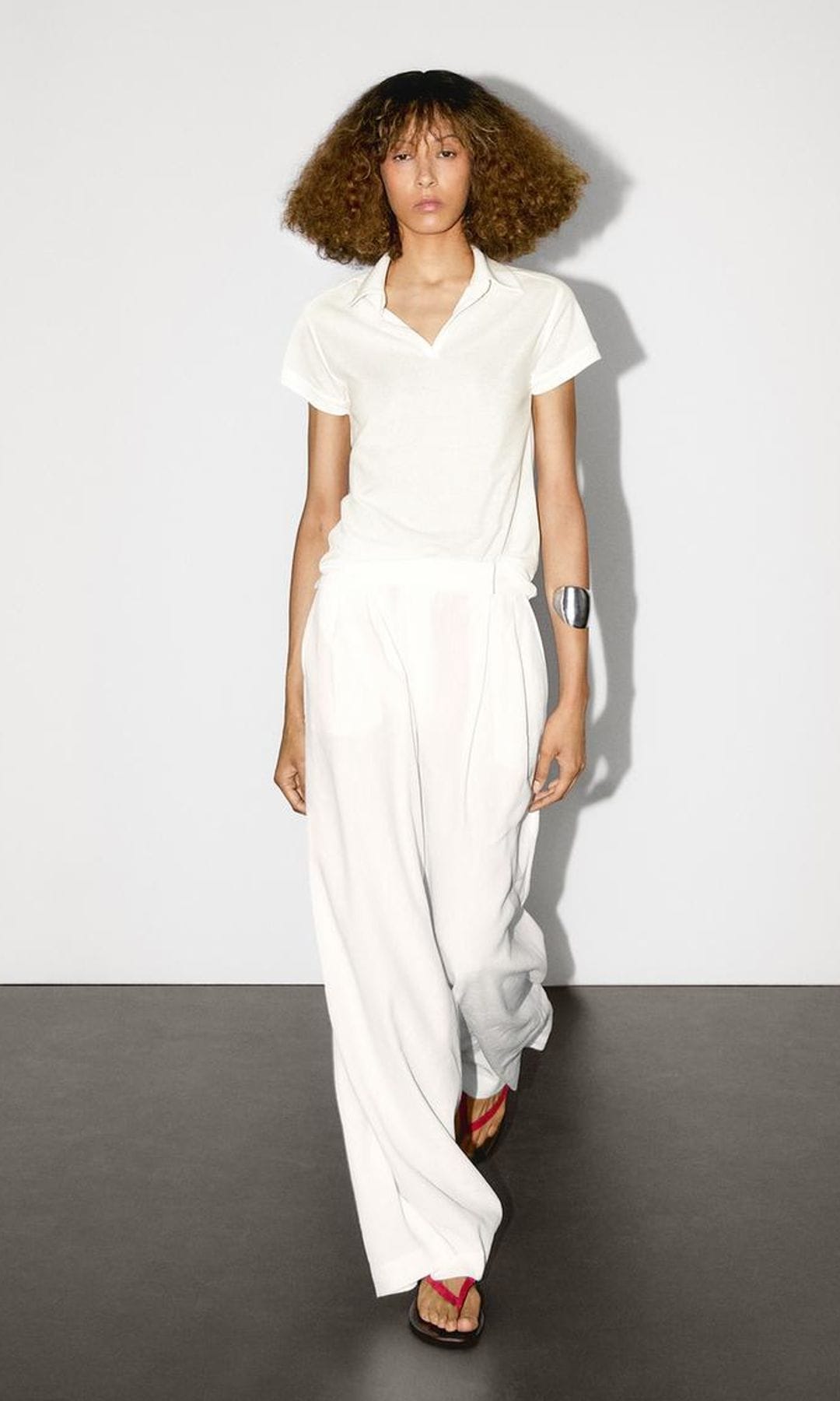 camiseta tipo polo blanco