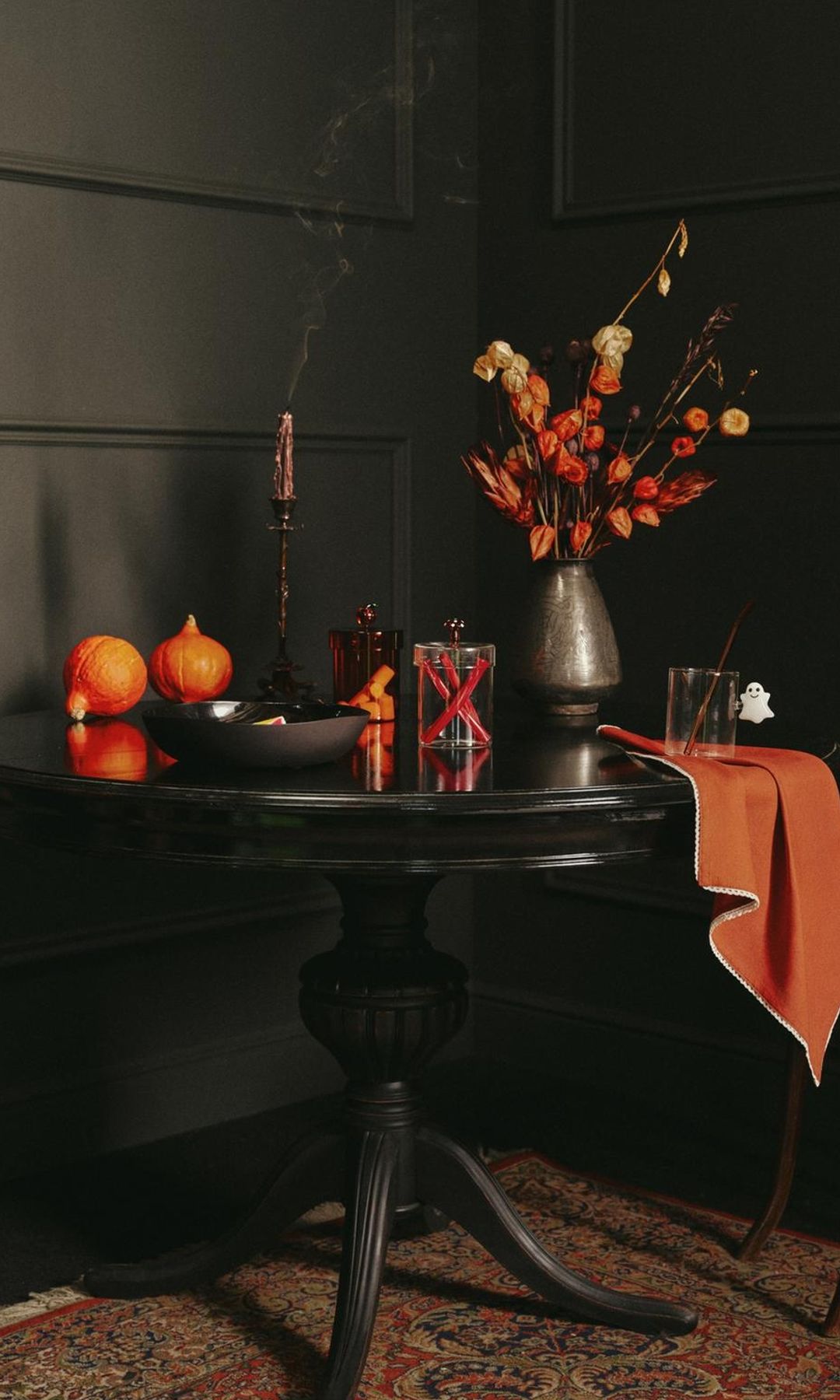 Mesa para truco o trato con productos de LEFTIES HOME