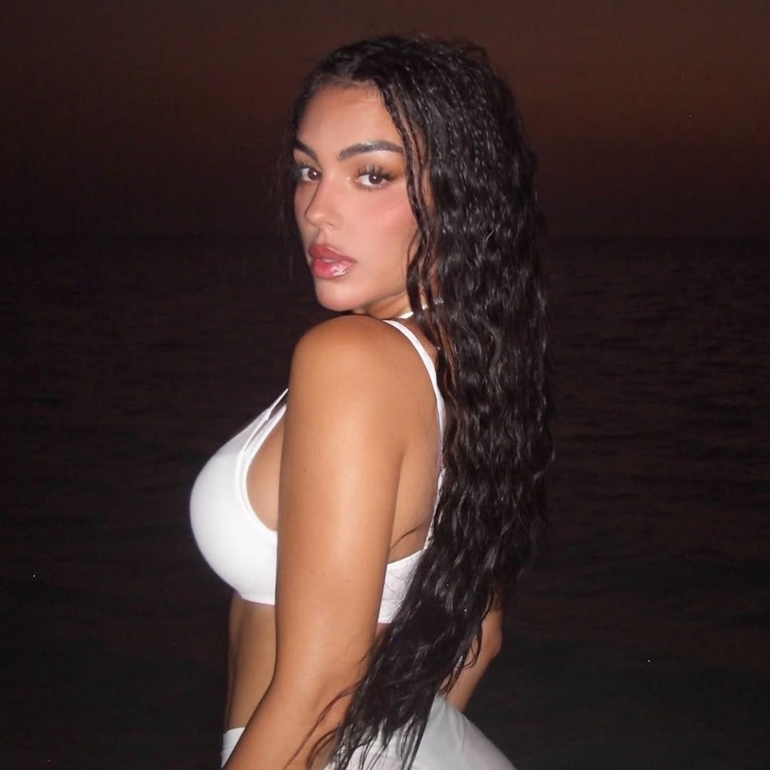 Georgina reaparece tras anunciar su compromiso vestida de blanco, con nuevo peinado... y sin el anillo