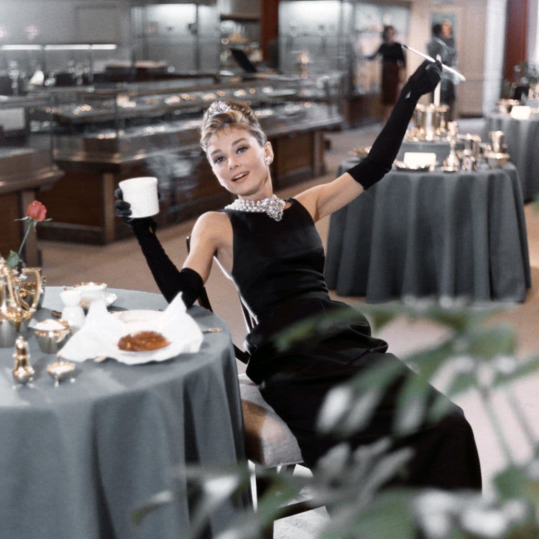 La actriz Audrey Hepburn posa para una fotografía promocional de la película de Paramount Pictures Desayuno con diamantes en 1961 en la ciudad de Nueva York, Nueva York.