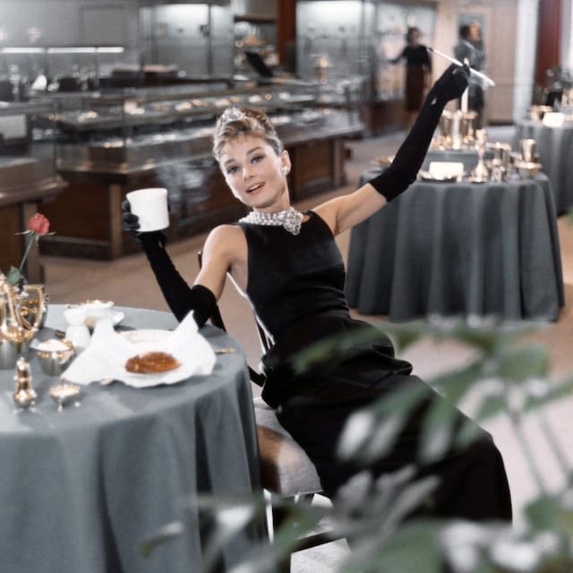 La actriz Audrey Hepburn posa para una fotografía promocional de la película de Paramount Pictures Desayuno con diamantes en 1961 en la ciudad de Nueva York, Nueva York.