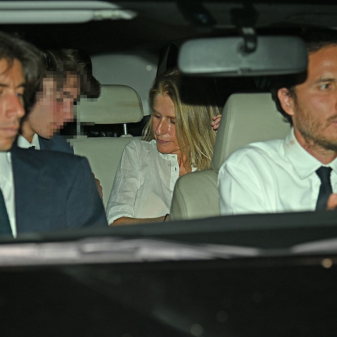 Fernando y Carlos, hermanos pequeños de Marta Chávarri, muy unidos en la despedida familiar
