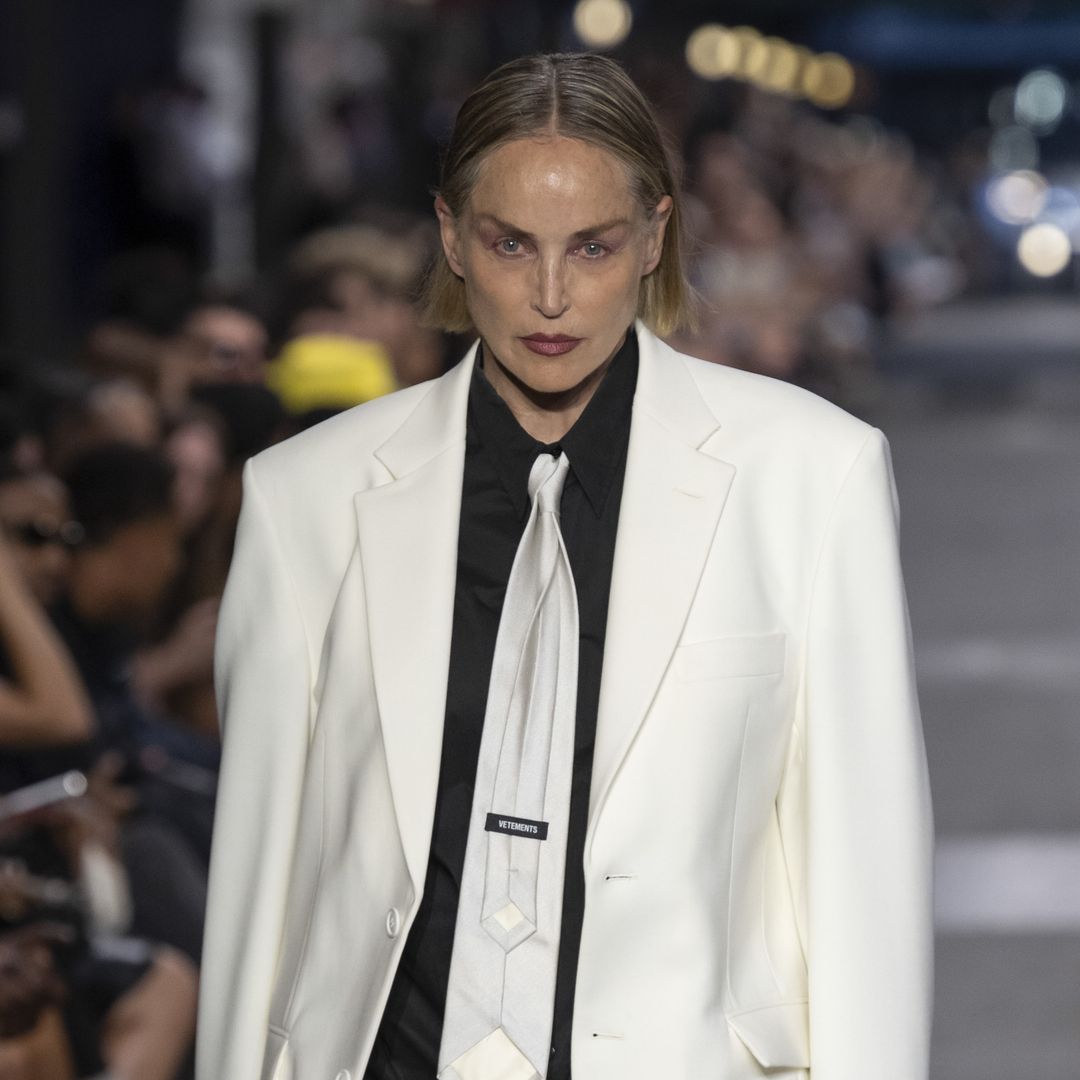 Sharon Stone (68) acapara todas las miradas sobre la pasarela en la Semana de la Moda Masculina: "Llevaba más de tres décadas sin desfilar"
