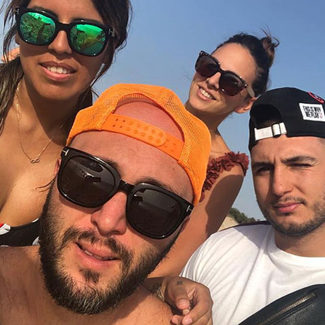 En ¡HOLA!: La reconciliación de Kiko Rivera y su hermana Isa, juntos en la playa con sus hijos y parejas