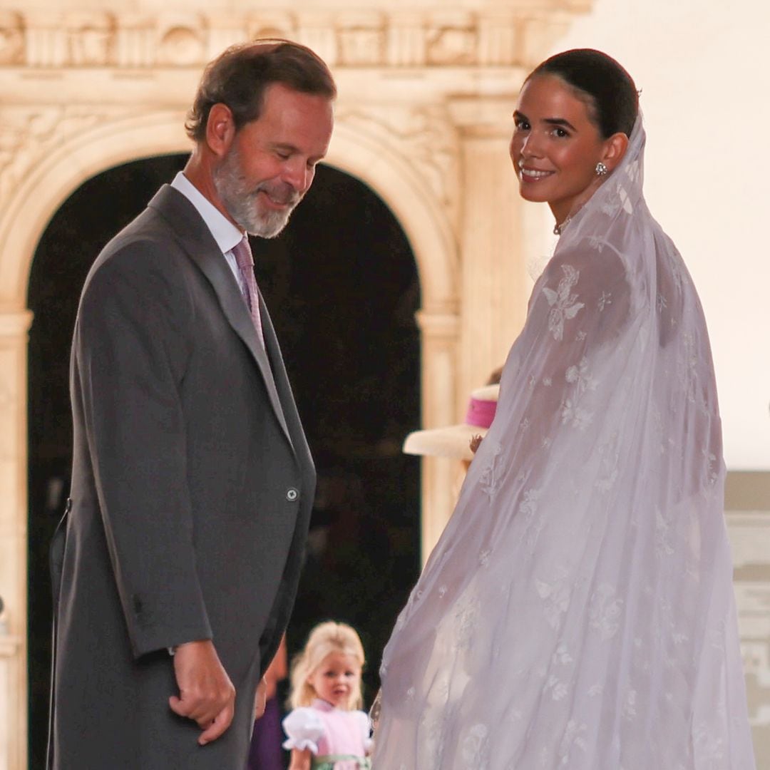 Volantes, corte imperio y un velo que se convierte en capa: así ha brillado Lucía Entrecanales en su boda con Laszlo Bene