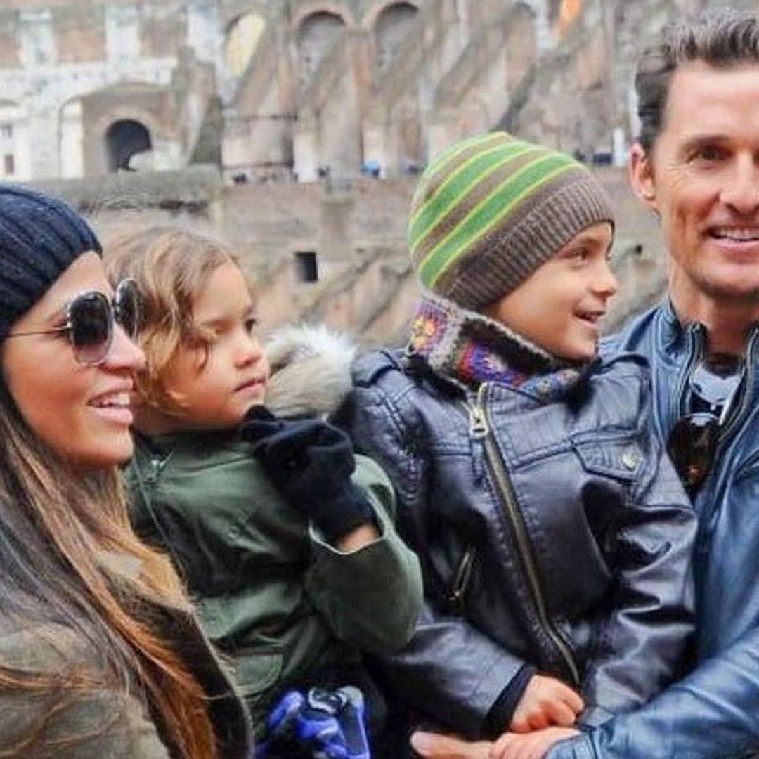 Los hijos de Matthew McConaughey le cantan ‘Cumpleaños Feliz’ muy bajito ¡para no molestarle!