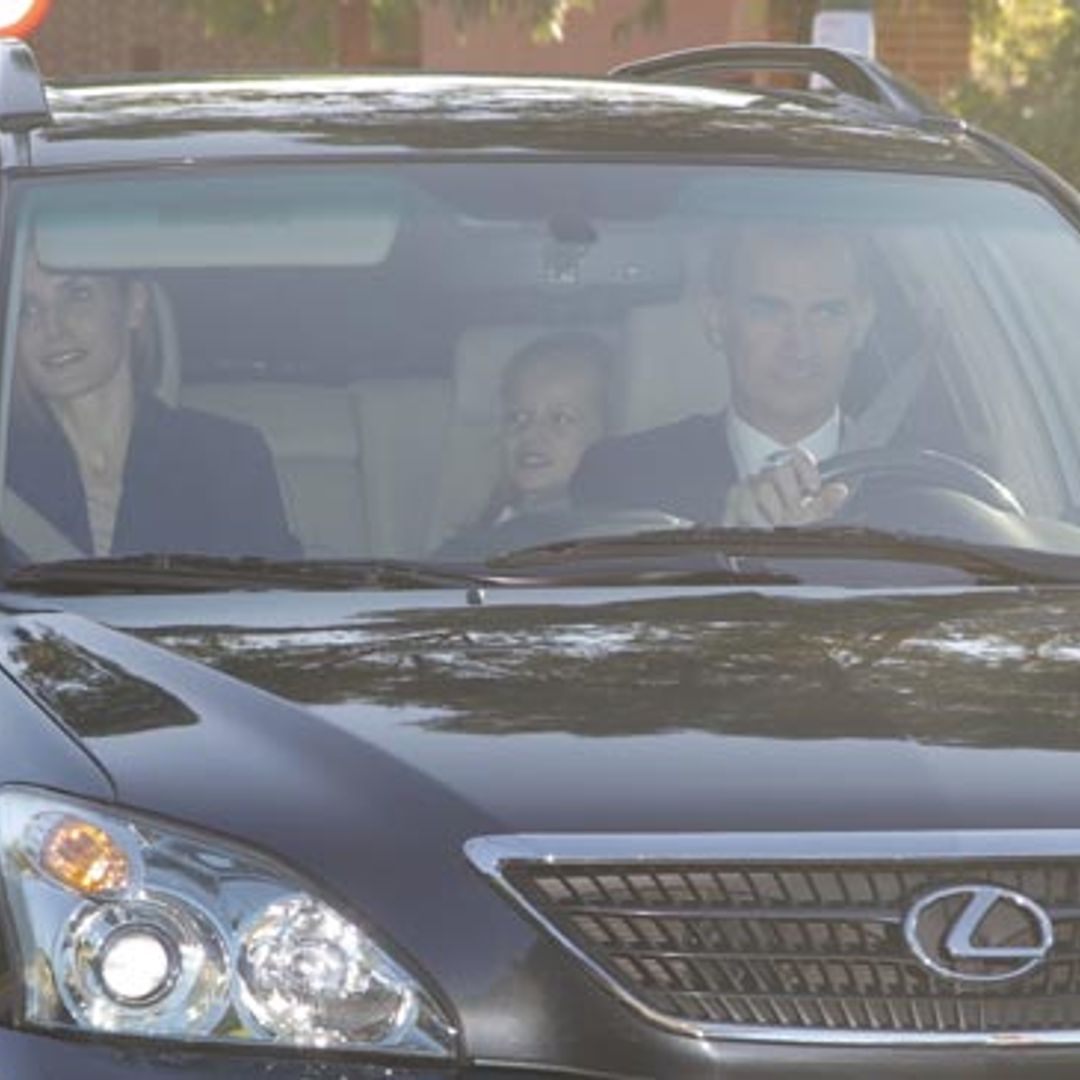 Los Reyes llevan a la princesa Leonor y la infanta Sofía al primer día de cole...y evitan el posado