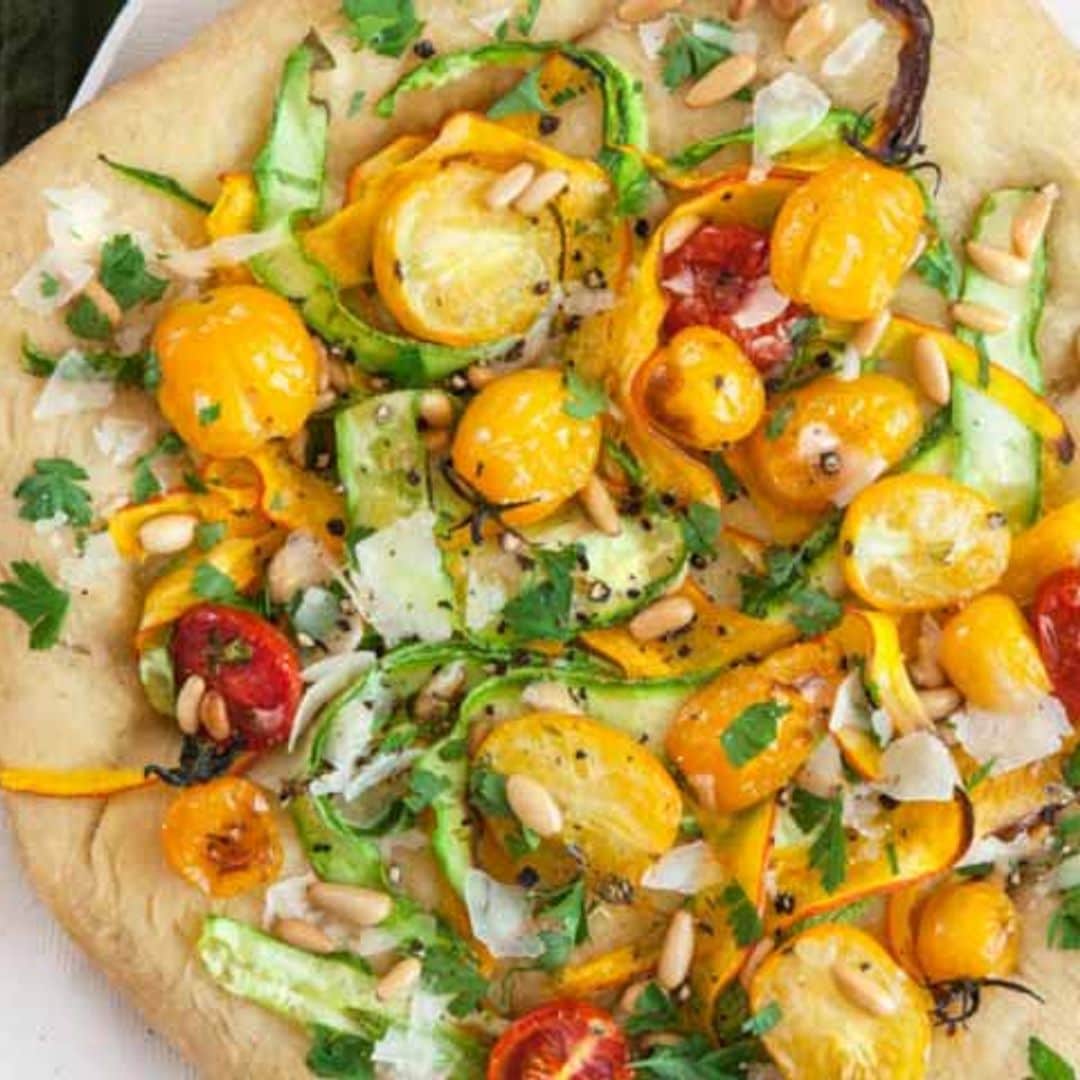 'Focaccia' con tomates cherry, piñones, calabaza y calabacín