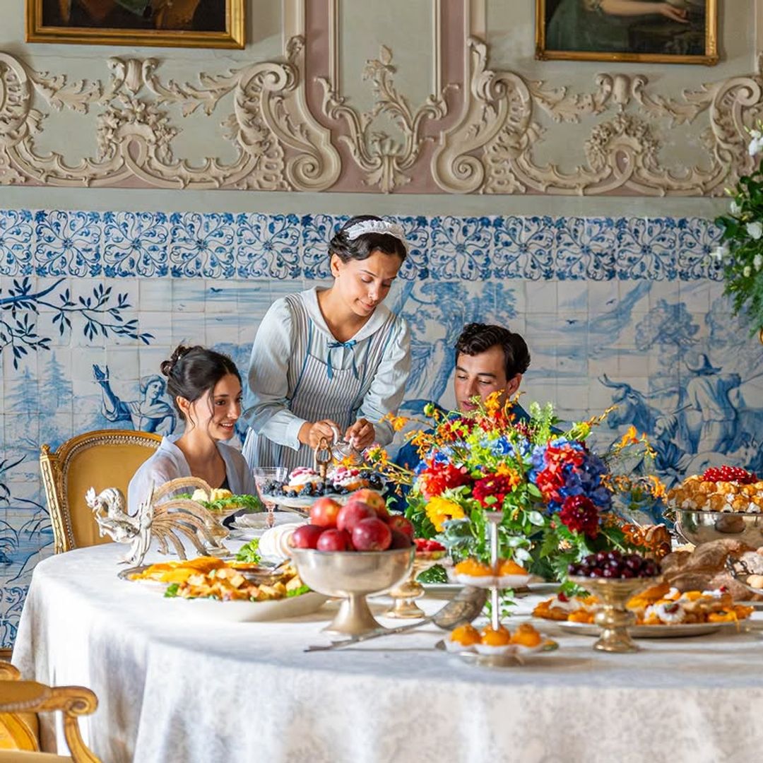 Curro y Ángela en el Palácio Fronteira, Lisboa, en la serie 'La Promesa'