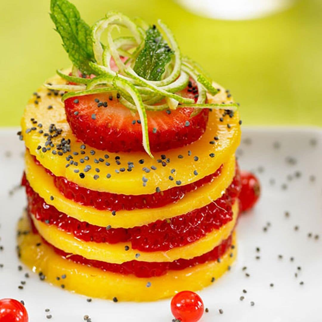 Timbal de fresas y mango con grosellas
