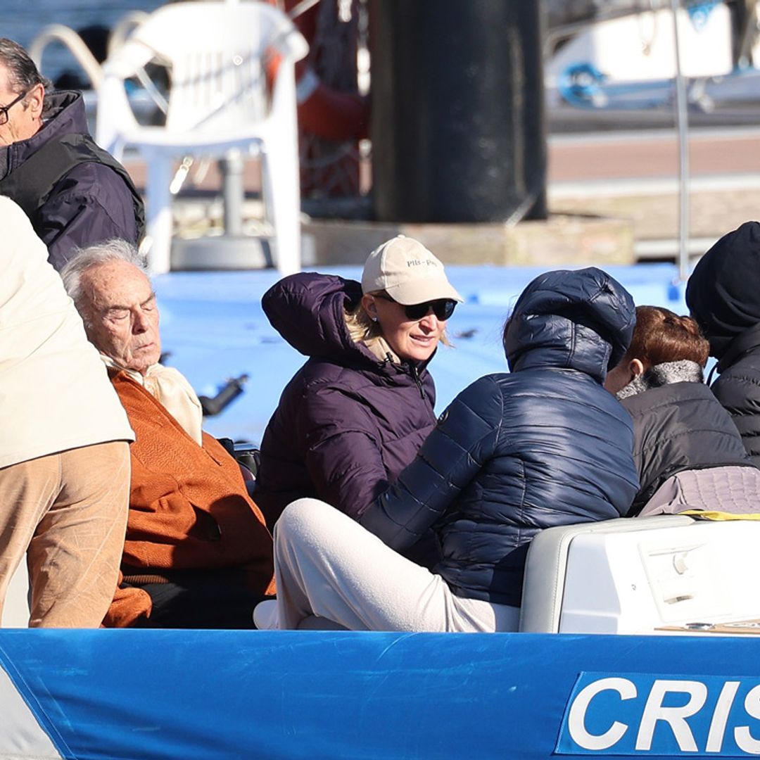 La infanta Margarita disfruta en alta mar con sus hijos, su marido y su nieto durante su visita al rey Juan Carlos
