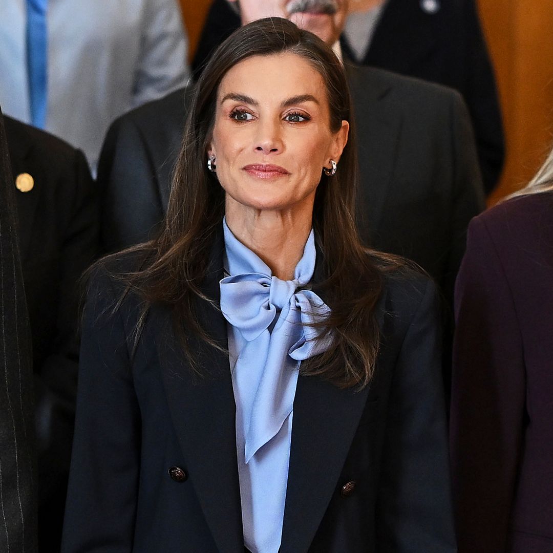 La reina Letizia moderniza en su ciudad natal uno de los looks más icónicos de Lady Di de los años 80