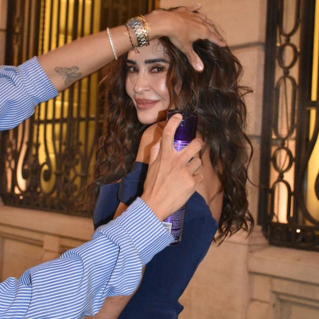 Vicky Martín Berrocal por la calle mientras le echan laca en el pelo