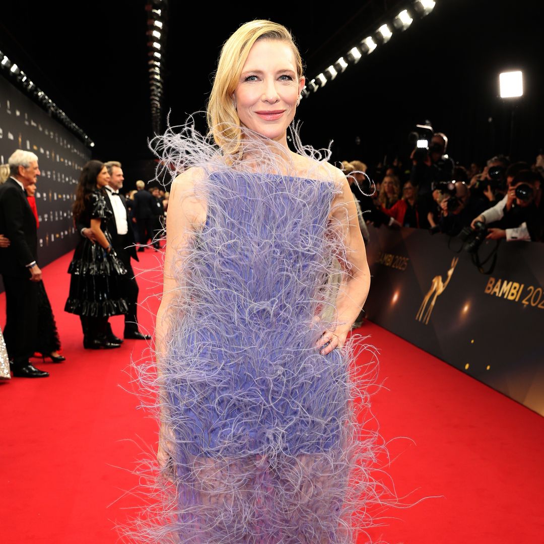 Cate Blanchett en los Bambi Awards 2025 con vestido de plumas vegetales