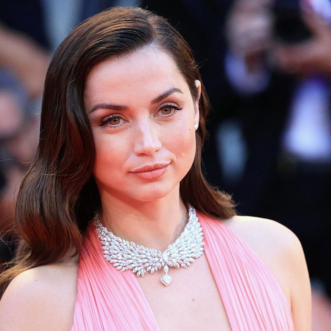 Ana de Armas rompe a llorar al recibir una ovación de 14 minutos en el Festival de Venecia