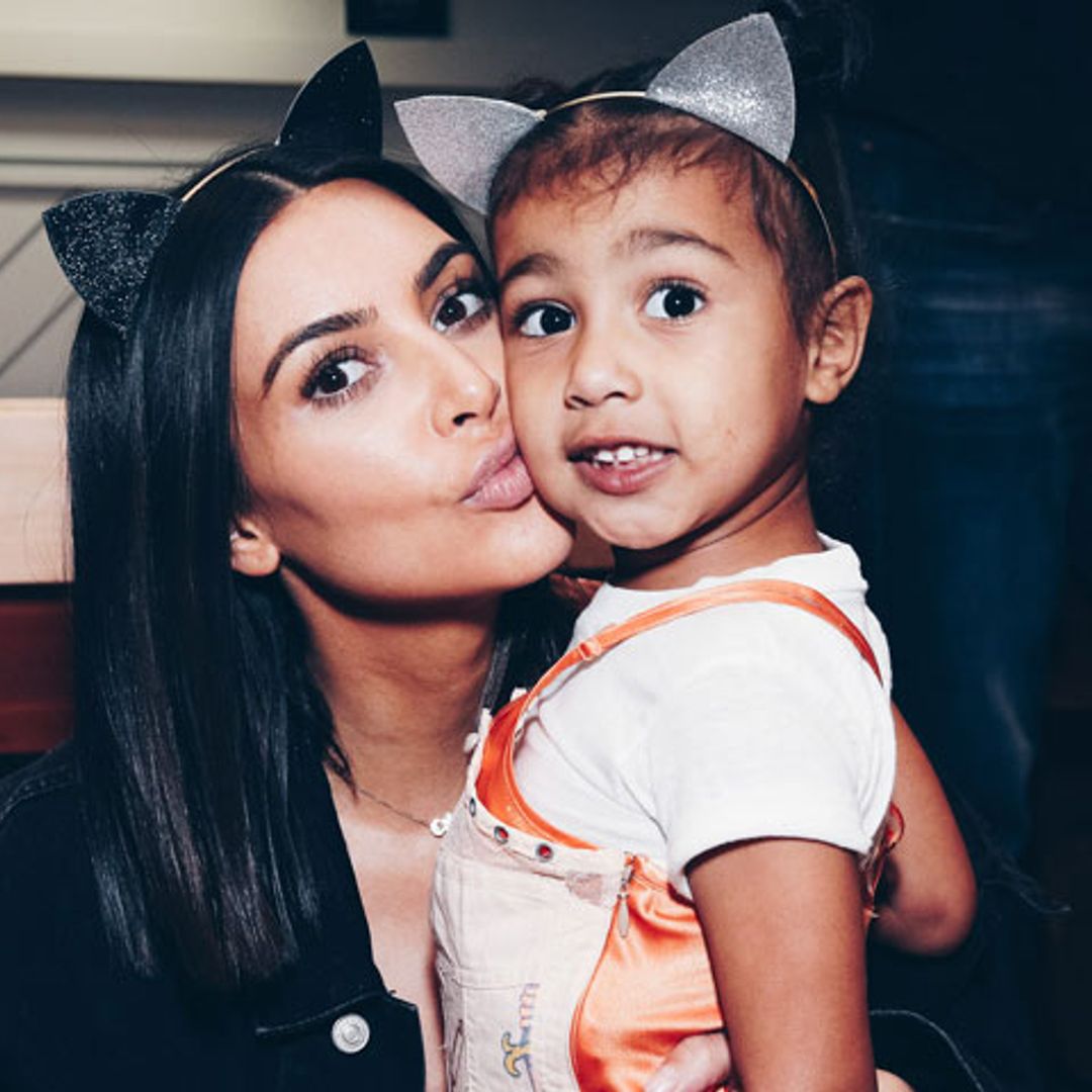 La hija de Kim Kardashian protagoniza su primer tutorial de maquillaje