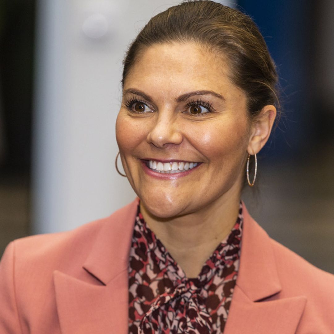 La nueva misión de Victoria de Suecia tiene los colores del arcoíris