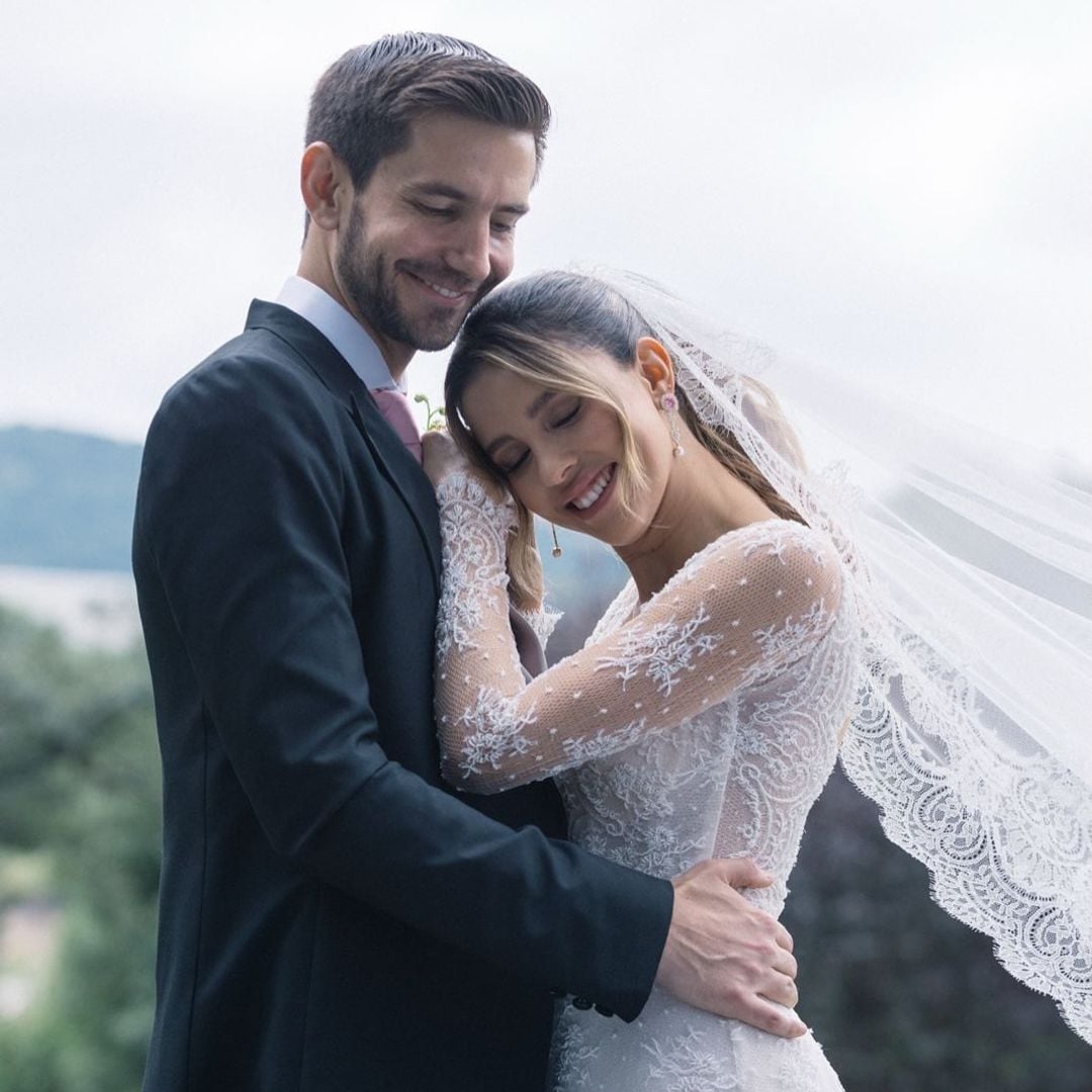 Paulina Goto y Rodrigo Saval celebran enamorados su segundo aniversario de bodas