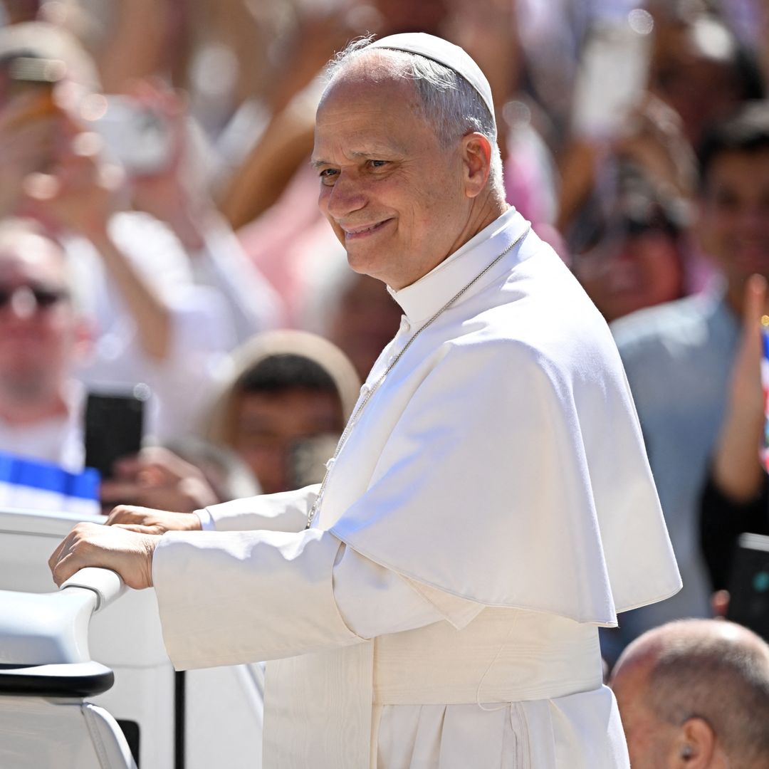 El papa León XIV montado en el papamóvil
