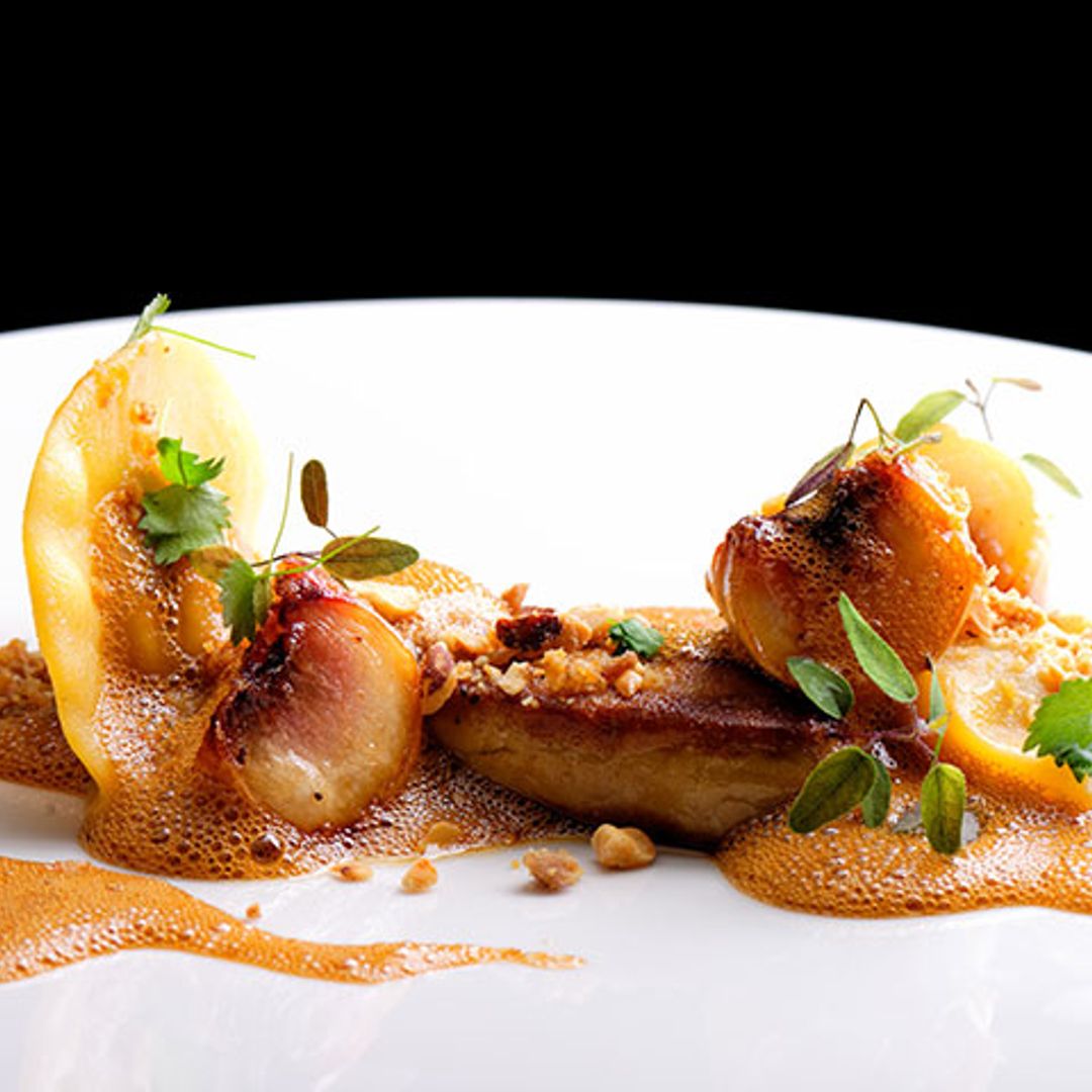 Foie a la plancha con ravioli de setas, manzana y aire de apio