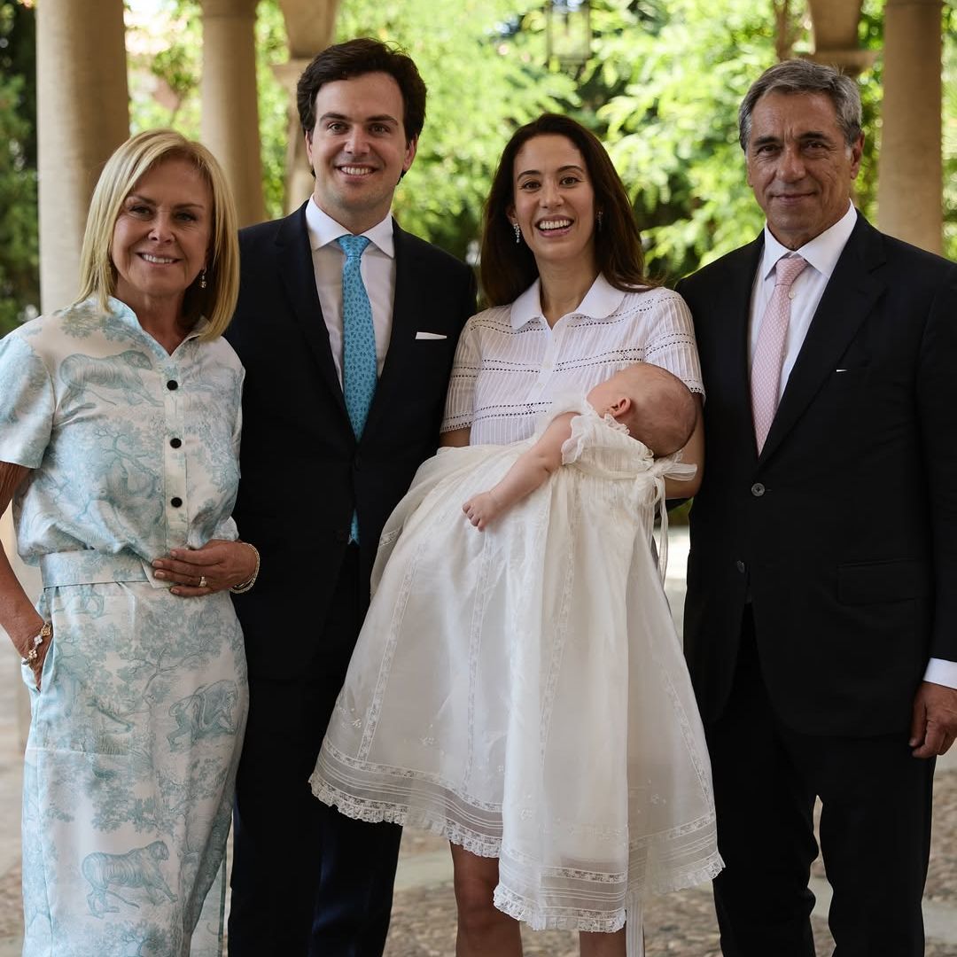 Rosa Clará diseña el faldón de cristianar para su nieta: "Ser abuela es una de las experiencias más emocionantes que he vivido"