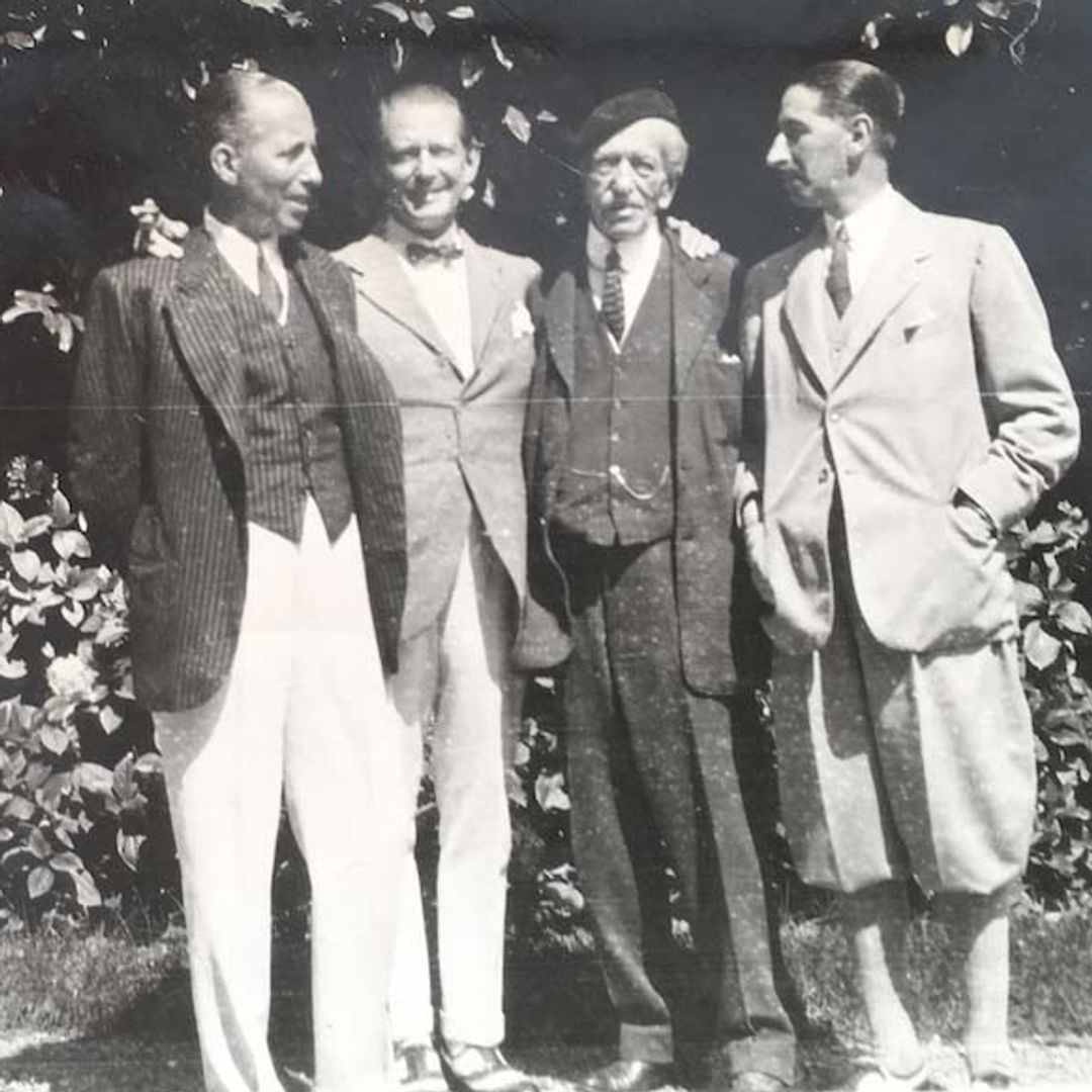 "Three Cartier brothers" Los tres hermanos Cartier con su padre. De izquierda a derecha: Pierre, Louis, Alfred y Jacques