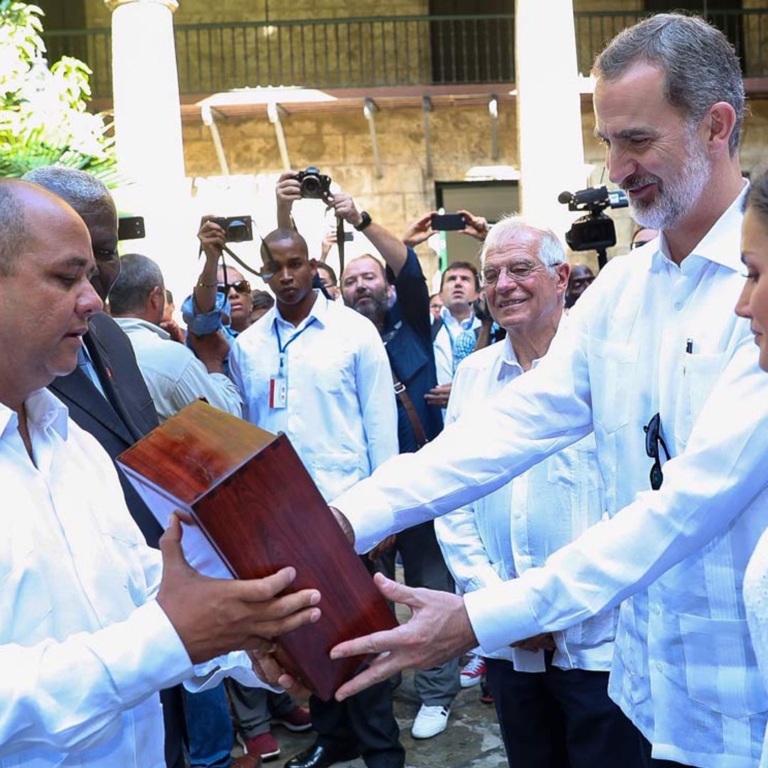 Una 'Giraldilla', un tapiz, una cruz... el intercambio de regalos de los Reyes en Cuba