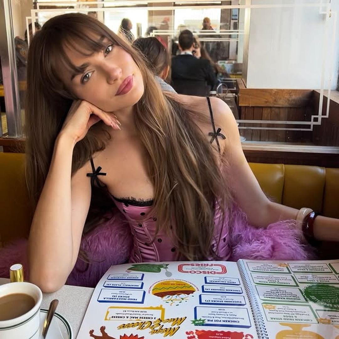 Mara Lafontan con vestido encorsetado rosa en un restaurante