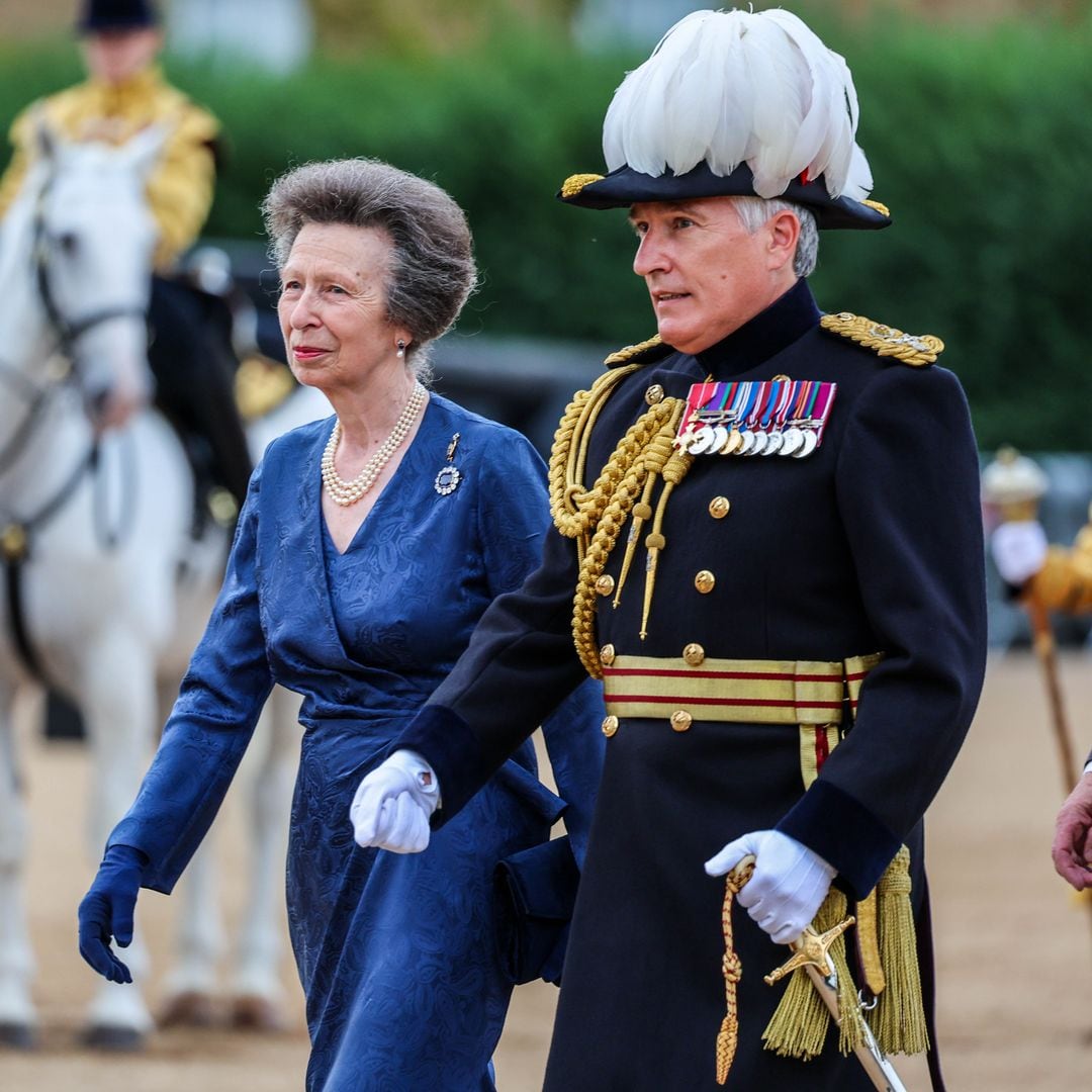 La princesa Ana de Inglaterra recibe su regalo adelantado de 75 cumpleaños: un retrato que une tradición y amor