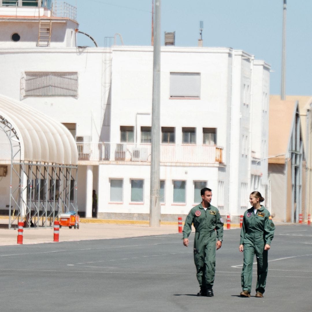 Tras haber completado su formación en la Academia General Militar de Zaragoza y en la Escuela Naval de Ferrol, la alférez Borbón Ortiz se ha incorporado a la base de San Javier "con ganas2 de volar. La princesa Leonor de Borbón se integra a la LXXVIII promoción de la AGA y será una alumna más