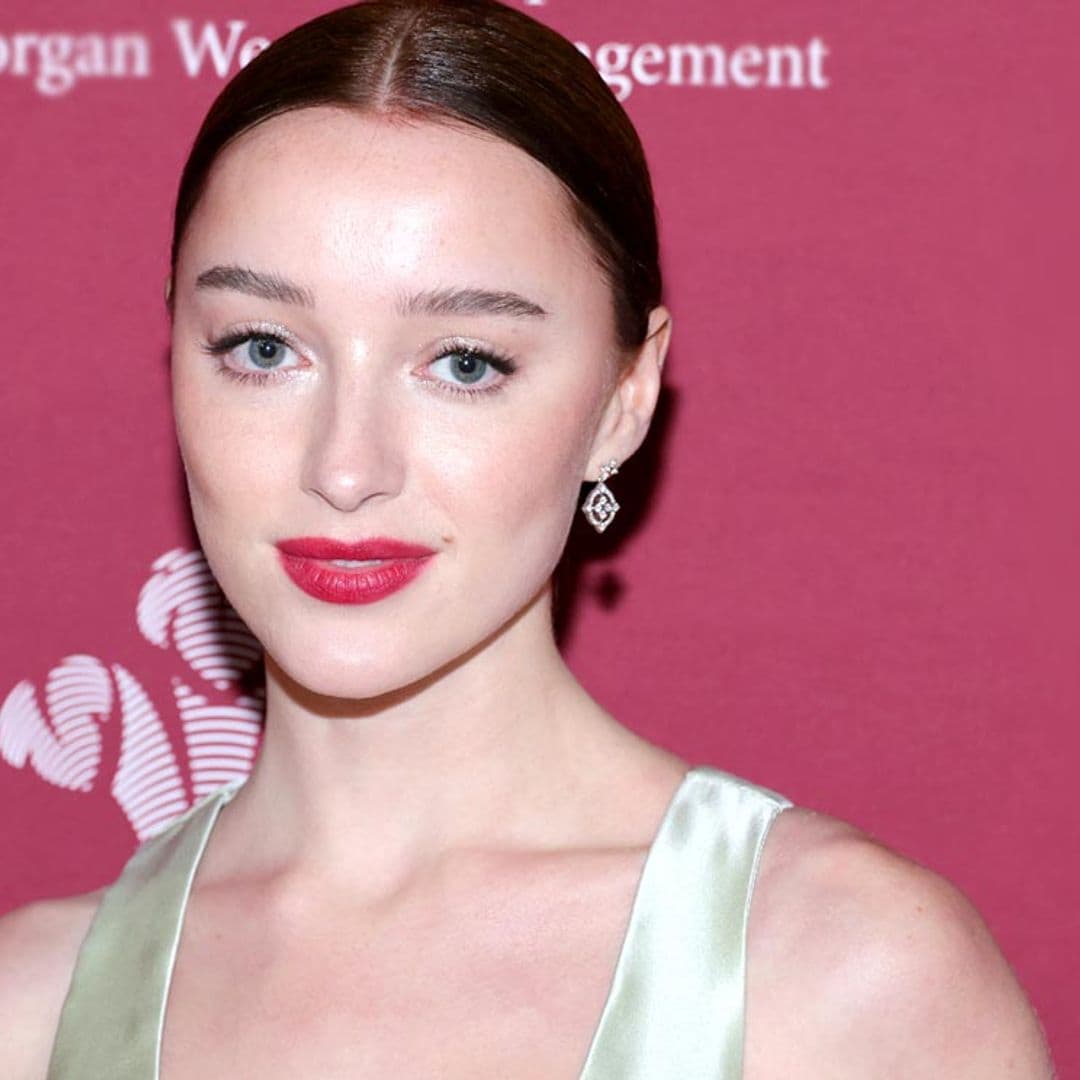 Phoebe Dynevor recuerda a 'Los Bridgerton' con su exclusivo vestido de cuero verde satinado