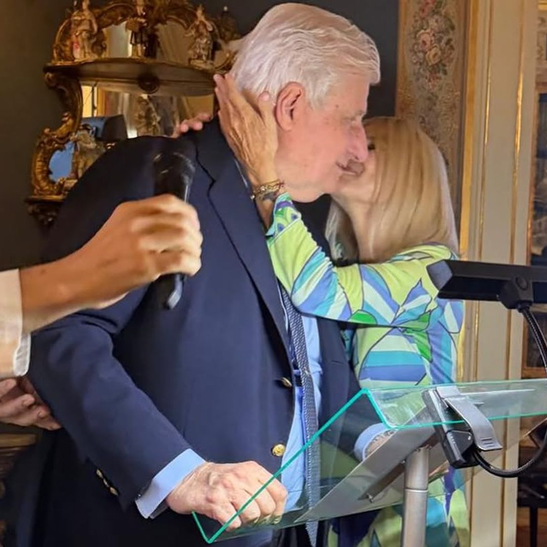 Eugenia Martínez de Irujo y el duque de Alba, como nunca antes, protagonizan el abrazo más emotivo en el homenaje a su madre