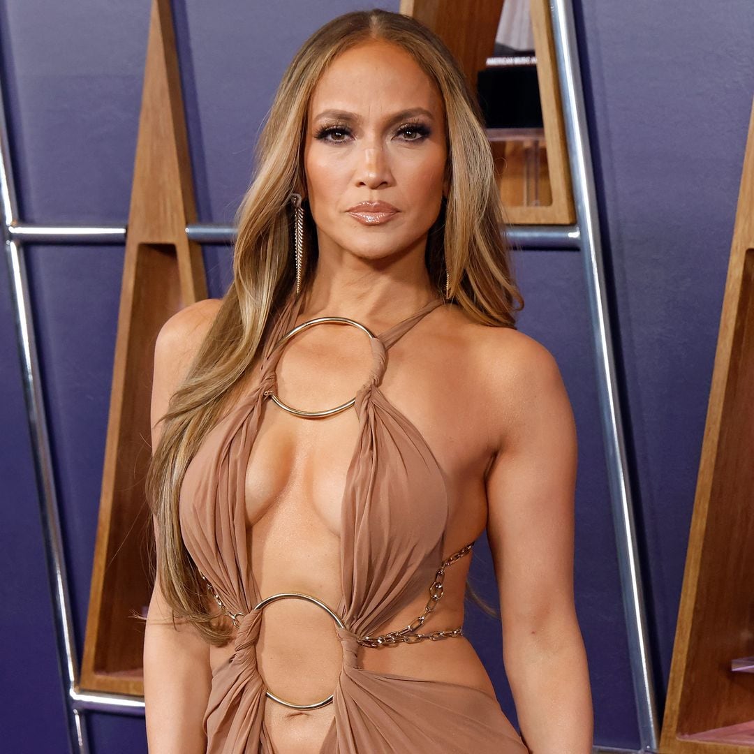 Jennifer Lopez recorre Turquía con un 'look' fresco y el bolso favorito para el verano