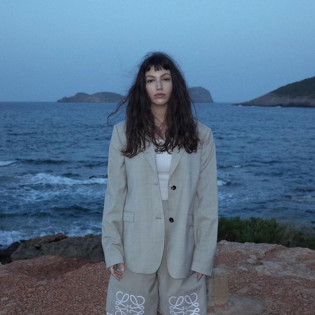Úrsula Corberó en Ibiza con traje de bermudas de Loewe