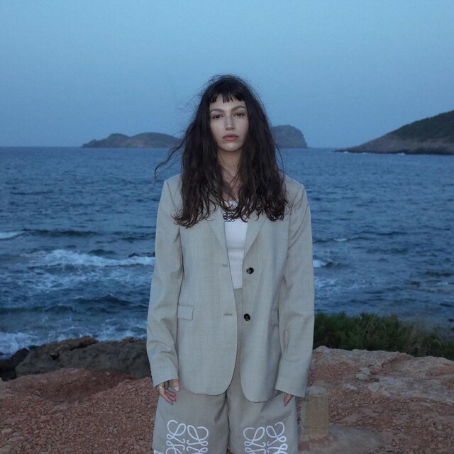Úrsula Corberó en Ibiza con traje de bermudas de Loewe