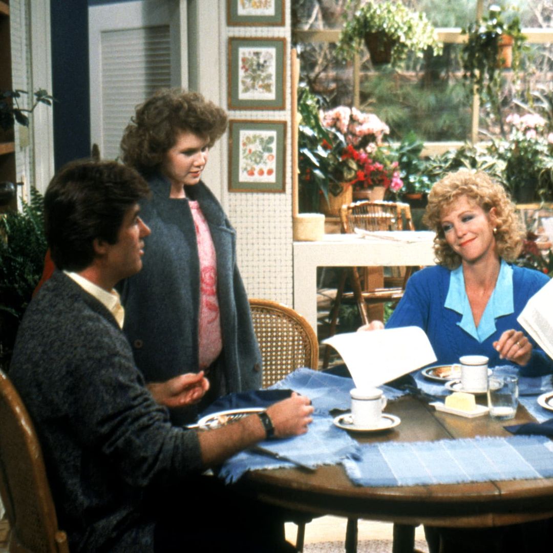 Escena de la serie de los 80 'Los problemas crecen'