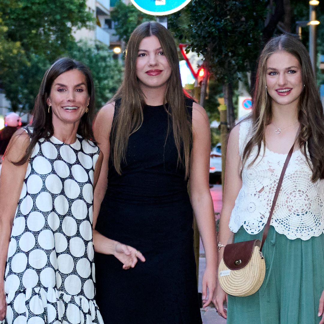 De bolsos artesanales al crochet: El estilo veraniego de la reina Letizia y sus hijas en Mallorca