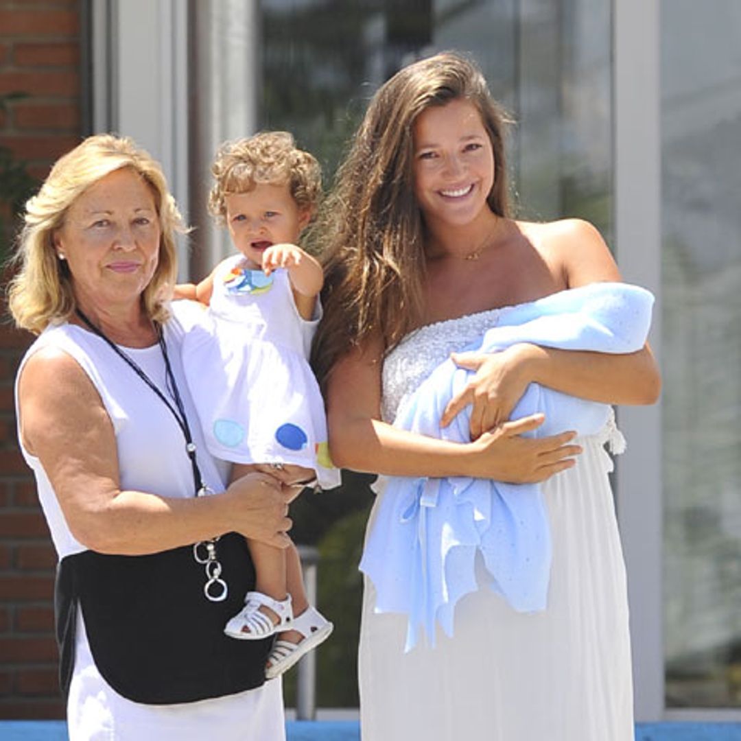 Malena Costa posa con su hijo Mario tras abandonar el hospital