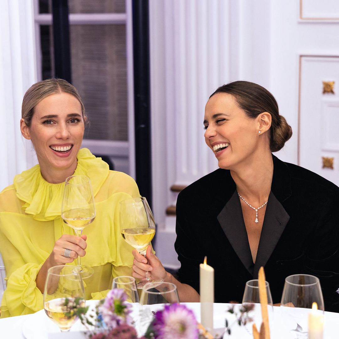  Lulu Figueroa y Claudia Osborne durante la cena