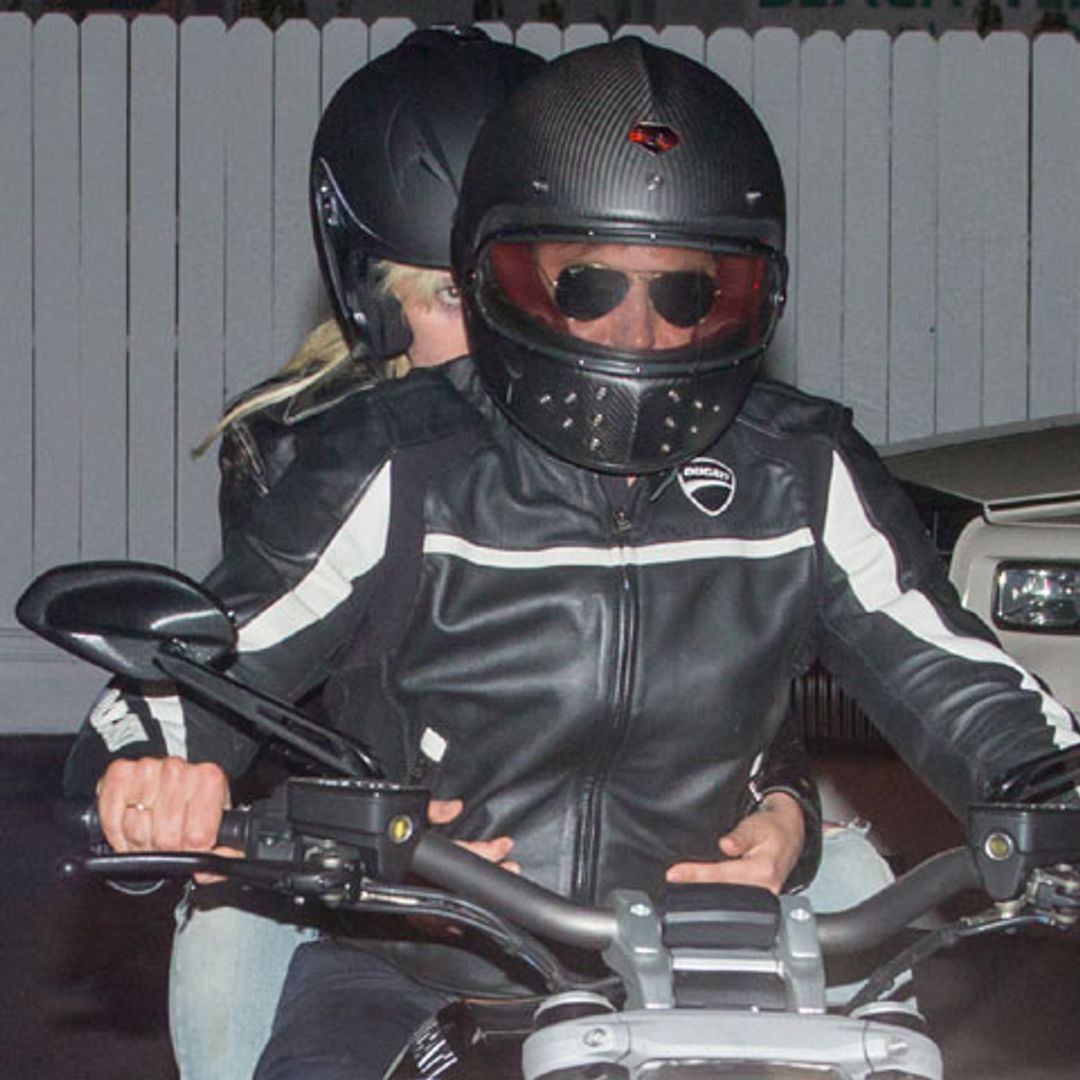 Ni te imaginas qué famosa cantante acompaña a Bradley Cooper en su moto