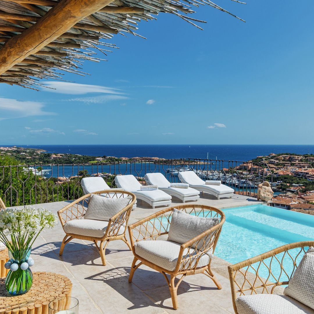 ENTRAMOS CON MARIANGELA LEONE JAMAL EN SU IMPRESIONANTE VILLA DE VERANO EN CERDEÑA, RODEADA DE VEGETACIÓN Y CON VISTAS AL EXCLUSIVO PUERTO DEPORTIVO DE PORTO CERVO