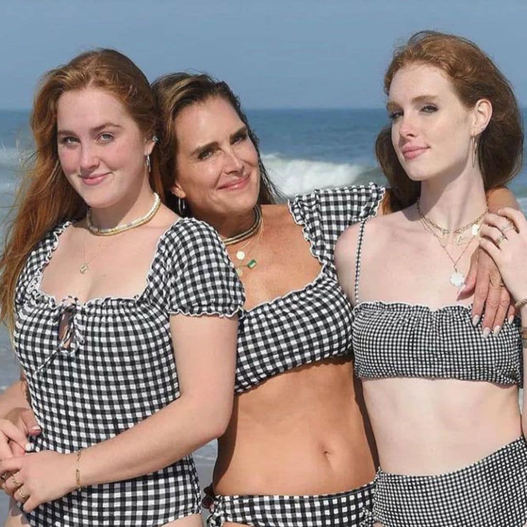 Brooke Shields, recuperada y posando en bañador con sus hijas, cinco meses después de su accidente
