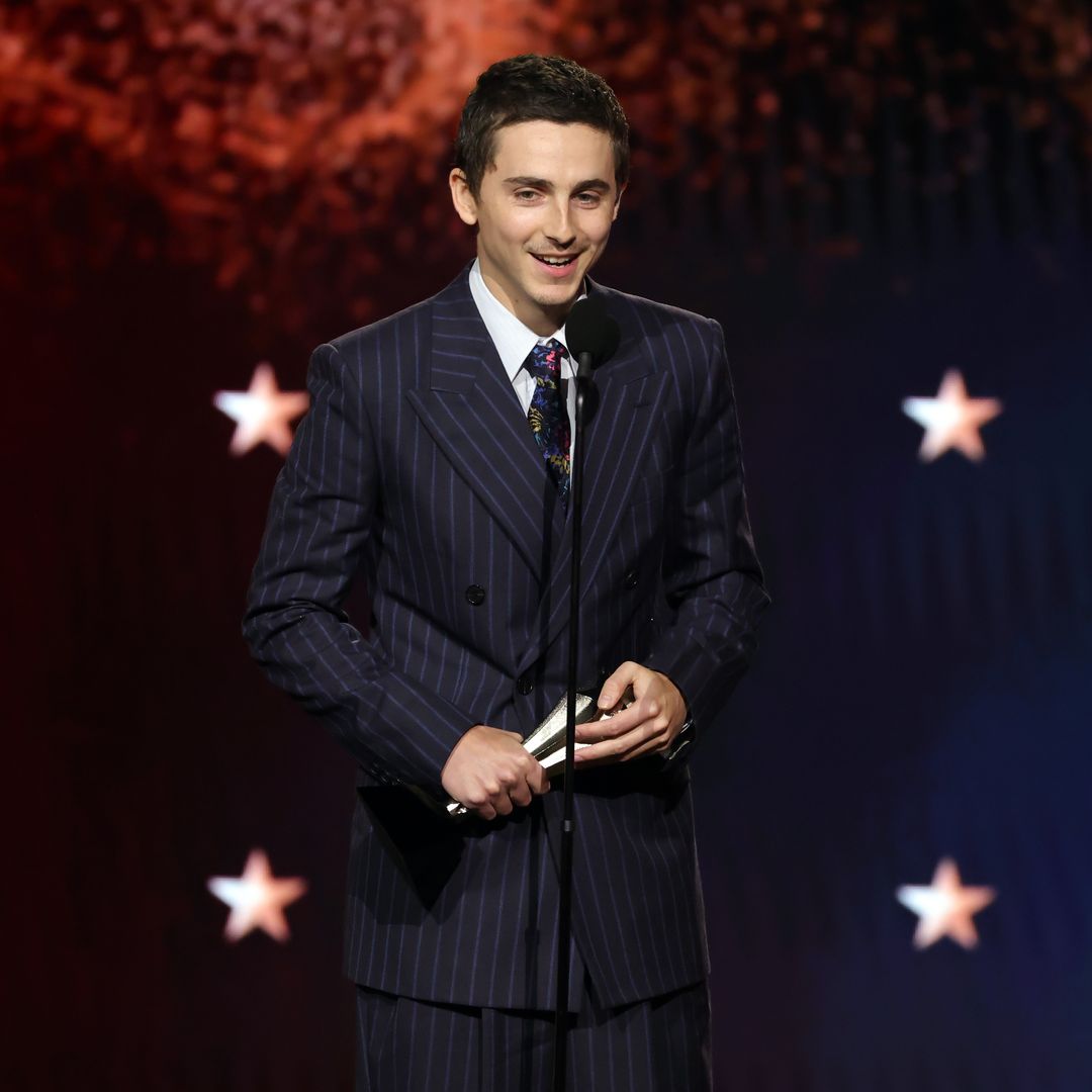 Timothée Chalamet en traje azul al ganar el Oscar