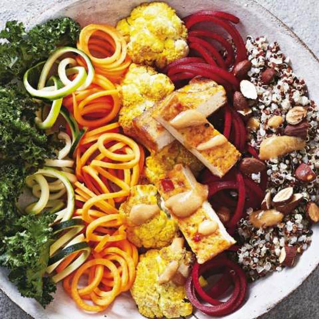 'Bowl' vegano con 'noodles' de colores