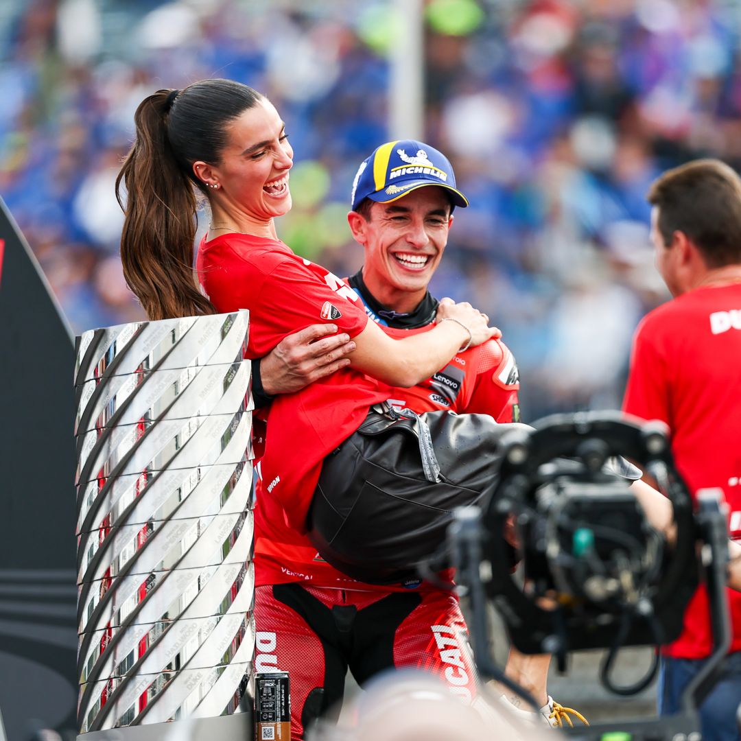 El beso de película de Marc Márquez y Gemma Pinto en el podio tras convertirse en campeón de MotoGP