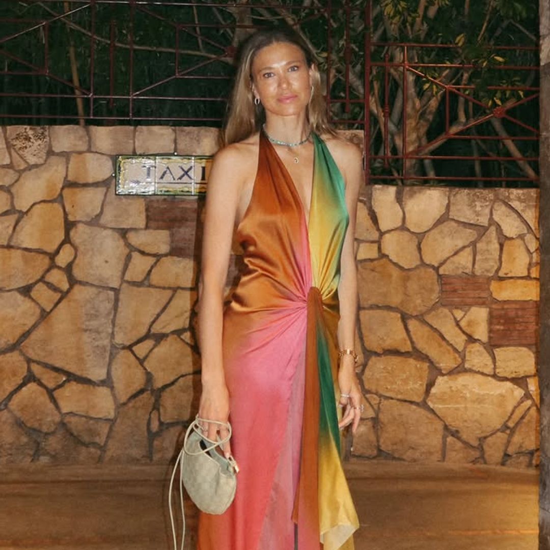Carla Pereyra conquista Capri junto a Simeone con cinco looks que resumen las grandes tendencias del verano 2026: del caftán perfecto al vestido de seda más elegante